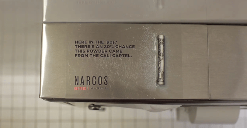 Audiense blog - Netflix a fait la promotion de Narcos en enregistrant des publicités dans les toilettes des clubs