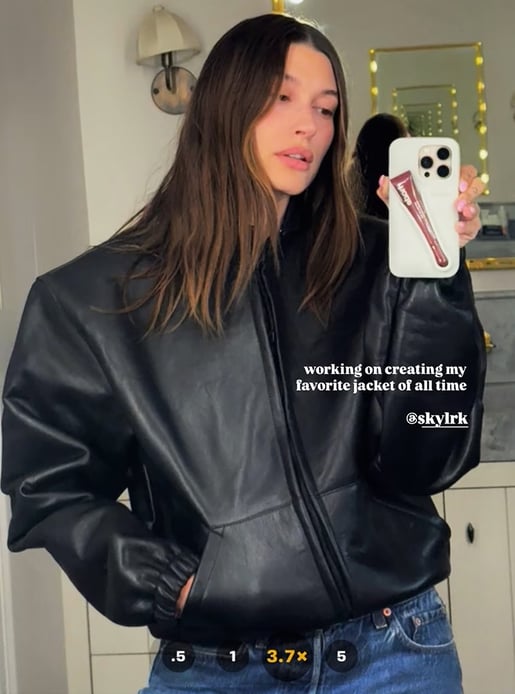 Audiense blog - image - Hailey Bieber portant du SKYLRK